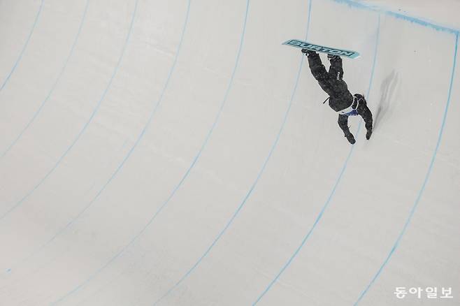 12일(현지 시각) 이탈리아 리비뇨 스노우파크에서 열린 여자 하프파이프 결선 1차 시기에서 착지에 실패하고 있다. 리비뇨=전영한 기자 scoopjyh@donga.com