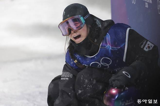 12일 밤(현지 시각) 이탈리아 리비뇨 스노우파크에서 2026 밀라노 코르티나 동계올림픽 스노보드 여자 하프파이프에서 한국 스키 사상 최초로 동계 올림픽 금메달을 획득한 최가온이 금메달을 확정 짓자 기뻐하고 있다. 리비뇨=전영한 기자 scoopjyh@donga.com