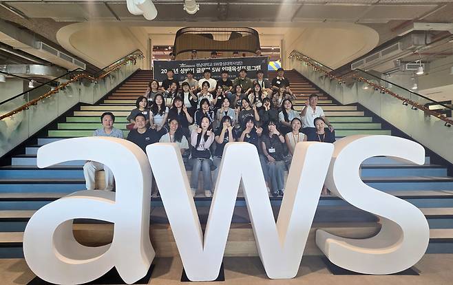 경남대학교 소프트웨어중심대학사업단의 2026 글로벌 SW 인재육성 프로그램 참가자들이 AWS 싱가포르를 방문해 단체로 기념촬영했다.