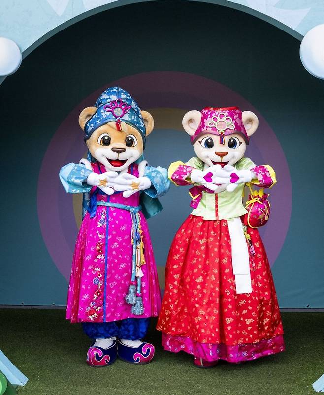 한복을 곱게 차려입은 에버랜드 캐릭터 레니와 라라