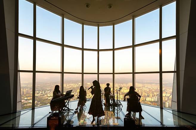 서울스카이에서 진행하는 국악 버스킹 공연