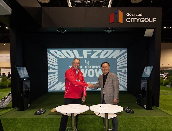 지난 1월 21~23일 미국 올랜도에서 열린 ‘2026 PGA 머천다이즈 쇼’에서 (오른쪽)골프존그룹 김영찬 회장이 미국 네시 캐피탈의 파트너 앤서니 그라피아와 시티골프의 미주지역 진출을 위한 파트너십 체결 계약 후 기념촬영을 하고 있다.골프존 제공
