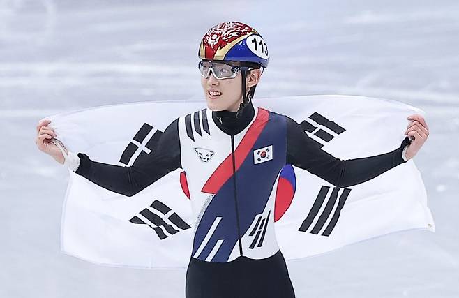쇼트트랙 임종언 선수가 12일(현지시간) 이탈리아 밀라노 아이스 스케이팅 아레나에서 열린 2026 밀라노·코르티나담페초 동계올림픽 쇼트트랙 남자 1000m 결승에서 동메달을 확보한 후 태극기를 두르고 기뻐하고 있다. 뉴스1