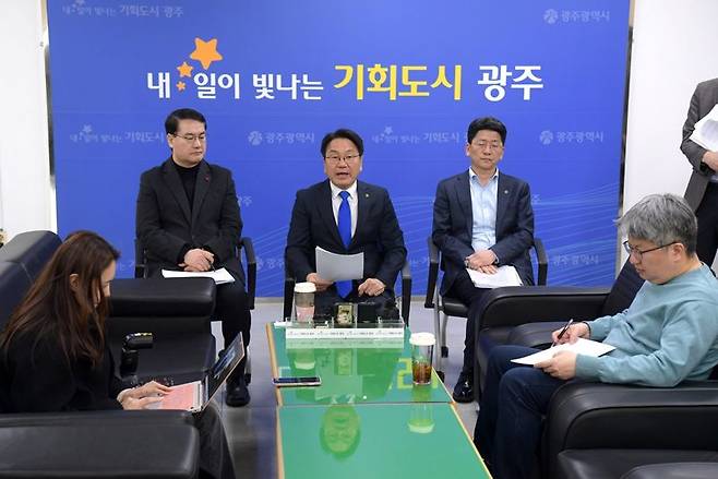 강기정 광주광역시장이 13일 시청 기자실에서 기자들과 만나 '전남·광주 통합특별시 설치를 위한 특별법'의 국회 행정안전위원회 전체회의 통과와 관련한 입장을 밝히고 있다. 광주광역시 제공