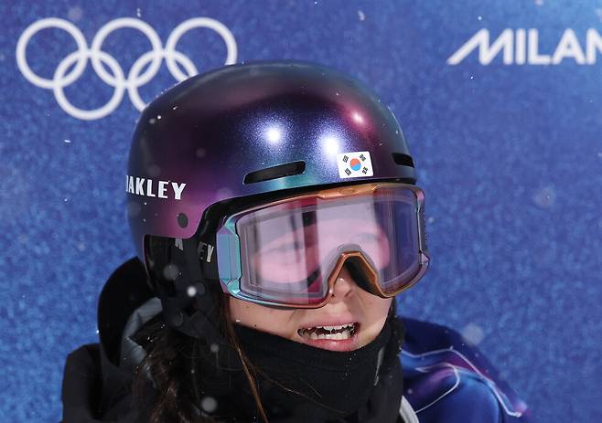12일(현지시간) 이탈리아 리비뇨 스노파크에서 열린 2026 밀라노-코르티나담페초 동계올림픽 스노보드 여자 하프파이프 결승에서 최가온이 3차시기 성적을 기다리며 눈물을 흘리고 있다. 리비뇨/연합뉴스