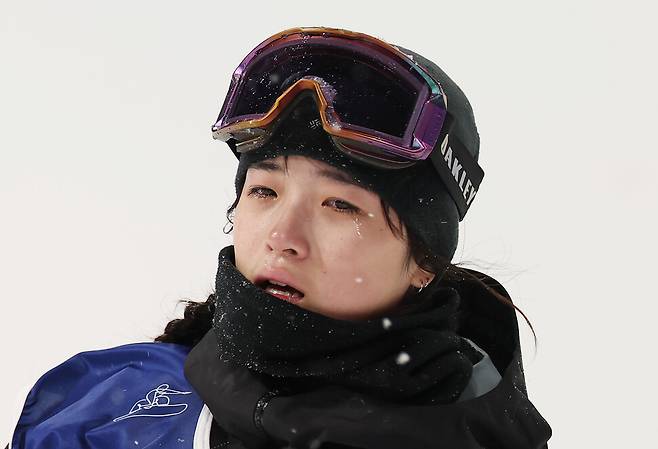 12일(현지시간) 이탈리아 리비뇨 스노파크에서 열린 2026 밀라노-코르티나담페초 동계올림픽 스노보드 여자 하프파이프 결승에서 최가온이 1차시기 실수한 뒤 눈물을 흘리고 있다. 연합뉴스
