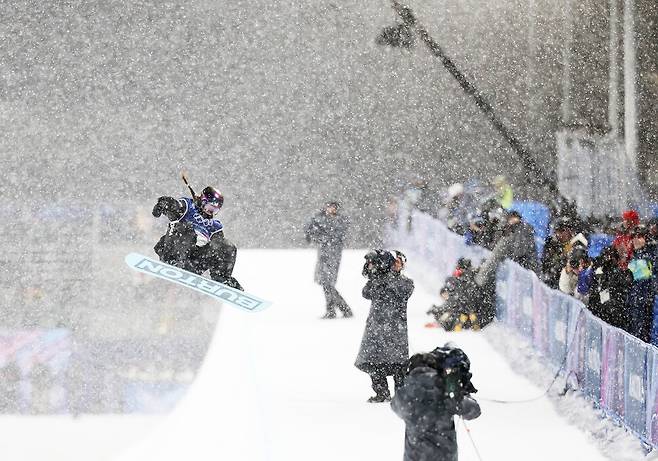 12일(현지시간) 이탈리아 리비뇨 스노파크에서 열린 2026 밀라노-코르티나담페초 동계올림픽 스노보드 여자 하프파이프 결승에서 최가온이 3차시기를 시도하고 있다. 연합뉴스