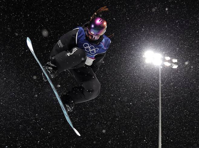 12일(현지시간) 이탈리아 리비뇨 스노파크에서 열린 2026 밀라노·코르티나담페초 겨울올림픽 스키 스노보드 여자 하프파이프 결선에서 최가온이 공중 묘기를 선보이고 있다. 밀라노/연합뉴스