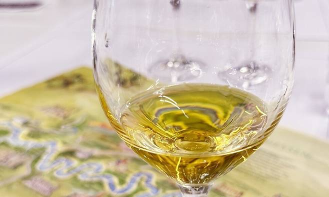 청명한 색이 눈길을 끄는 리슬링 와인. 박미향 기자