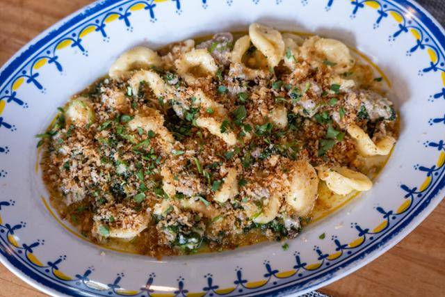 살시차와 계절 채소를 곁들인 '오레키에테'.