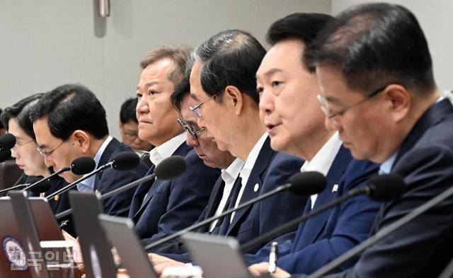 이상민(왼쪽 세 번째) 행정안전부 장관이 2023년 8월 1일 용산 대통령실 청사에서 열린 국무회의에 참석해 윤 대통령의 발언을 듣고 있다. 서재훈 기자
