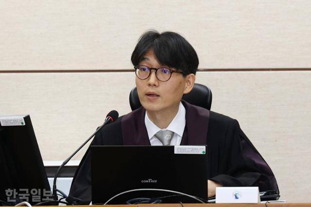 류경진 부장판사가 지난해 10월 17일 서울 서초구 서울중앙지법에서 열린 이상민 전 행안부 장관 언론사 단전·단수, 위증, 내란중요임무종사 등 사건 첫 재판을 심리하고 있다. 박시몬 기자