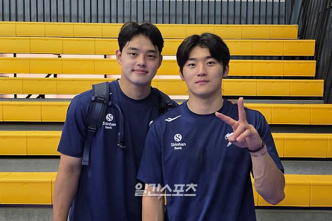 동갑내기 친구인 김도영(오른쪽)과 문동주. [사진 사이판=윤승재 일간스포츠 기자]