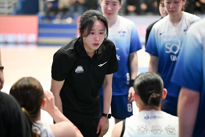 경기 중 선수들에게 작전을 지시하는 최윤아 신한은행 감독. WKBL 제공