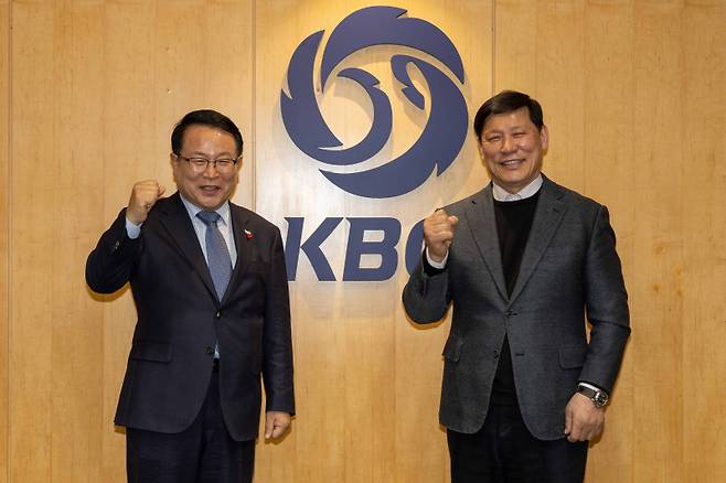 지난 1월 만난 정헌율(왼쪽) 익산시장과 허구연 KBO 총재. KBO 제공