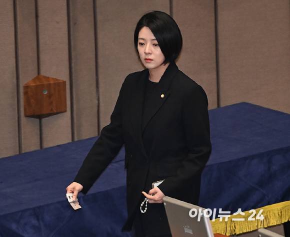 배현진 국민의힘 의원이 14일 오후 서울 여의도 국회에서 열린 제419회국회(임시회) 제4차 본회의에서 대통령(윤석열) 탄핵 소추안 투표를 하고 있다. [사진=곽영래 기자]