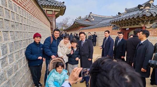 어제(12일) 식사를 마친 뒤 경복궁 일대를 산책하며 시민들과 사진을 촬영하는 이재명 대통령 (청와대 제공)