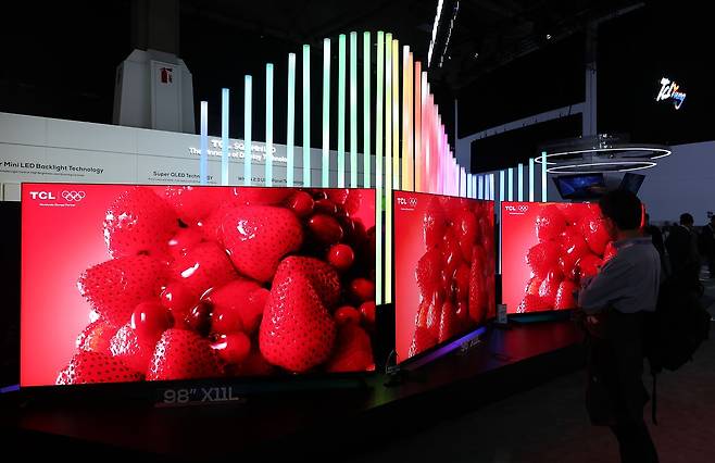 '소비자 가전쇼'(CES 2026) 개막일인 지난달 6일(현지시간) 미국 네바다주 라스베이거스 컨벤션센터(LVCC)에 중국 전자제품 회사 TCL의 부스에 TV가 전시돼 있다. 연합뉴스
