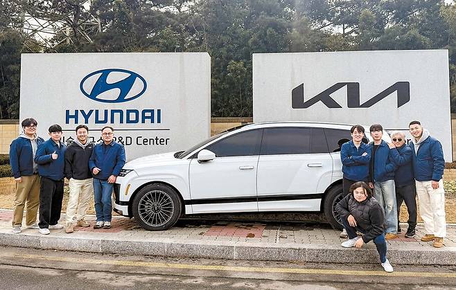현대자동차 MLV R&H시험팀. 사진 왼쪽부터 곽준호 책임연구원, 최상현 연구원, 이민녕 책임연구원, 김도달 사원, 이상혁 연구원, 김기환 기술사원, 이덕균 사원, 강민구 책임연구원, 하단은 이준영 책임연구원. [사진 현대자동차]