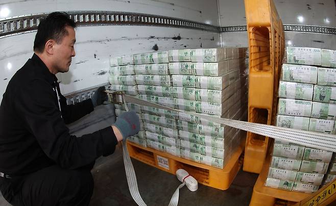 설날을 앞둔 11일 서울 중구 한국은행 본점에서 현금 운송 관계자들이 시중은행에 공급될 설 자금 방출 작업을 하고 있다. [사진공동취재단]