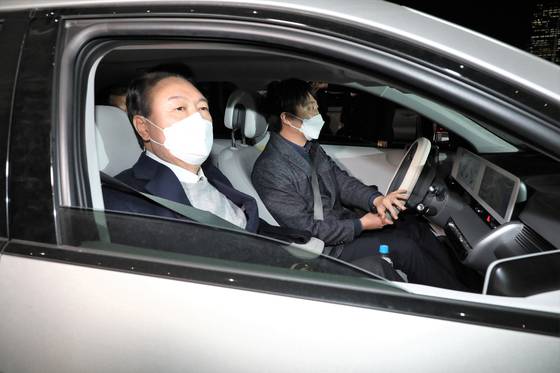 극적인 화해 직후 이준석 대표와 윤석열 후보가 화재 현장에서 순직한 소방관을 조문하기 위해 이 대표의 차에 탑승해 평택으로 이동하고 있다. 뉴스1