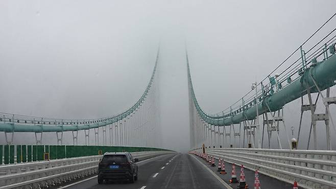지난 3일 세계에서 가장 높은 625m 위치에 세워진 중국 구이저우성 화장협곡대교에 안개가 둘러싸여 있다. 사진 이도성 특파원