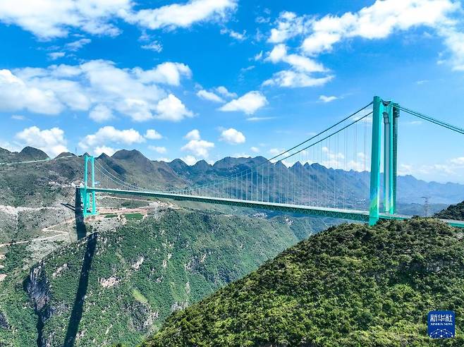 세계에서 가장 높은 다리인 중국 구이저우성 화장협곡대교. 신화통신