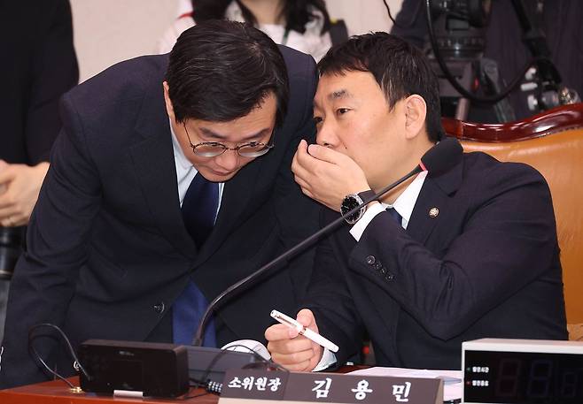 김용민 국회 법사위 법안심사1소위원장이 13일 오전 서울 여의도 국회 법제사법위원회 법안심사1소위원회에서 열린 상법개정안 관련 공청회에서 장경태(왼쪽) 의원과 대화를 하고 있다. 뉴시스