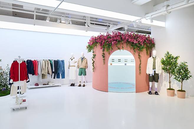 도시와 휴가 모두에 어울리는 스타일을 제안하는 어반 로마존. 선글라스 라인은 스타일별로 종류를 네 가지로 확장했다. 사진 유니클로