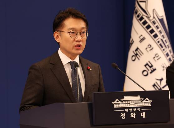 청와대 춘추관 브리핑룸에서 언론 브리핑 중인 김남준 청와대 대변인.[대통령실사진기자단]