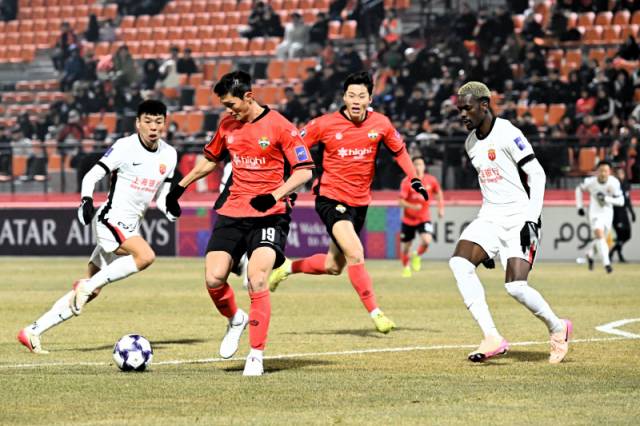 ▲ 강원FC 박상혁이 11일 춘천송암스포츠타운주경기장에서 열린 상하이 하이강과 2025-2026 AFC 챔피언스리그 엘리트 리그 스테이지 동아시아 7차전에서 드리블을 시도하고 있다.   김정호 기자