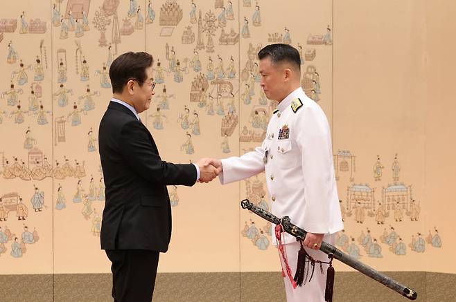 이재명 대통령이 작년 9월 2일 서울 용산 대통령실에서 열린 삼정검 수치 수여식에서 강동길 해군참모총장에게 삼정검 수치를 수여한 뒤 악수를 하고 있다. 대통령실 사진기자단