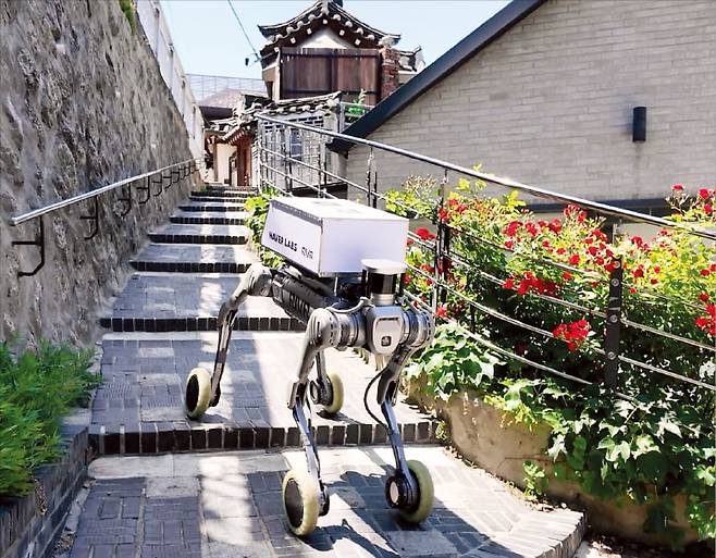 스위스 기업 RIVR의 바퀴형 다리 로봇이 네이버랩스의 비전 기반 측위 시스템 ‘아크아이’를 활용해 이동하고 있다.