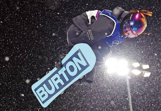 < 대역전 드라마 > 최가온이 13일(한국시간) 이탈리아 리비뇨 스노파크에서 열린 2026 밀라노·코르티나담페초 동계올림픽 스노보드 여자 하프파이프 결선에서 도약해 연기를 펼치고 있다. 이날 최가온은 1,2차 경기에서 넘어진 후 3차 시기에 90.25점을 받아 대한민국 선수단 첫 금메달을 따냈다. /연합뉴스