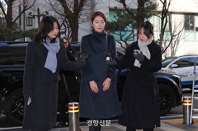 공천헌금 1억원을 수수한 혐의를 받는 강선우 무소속(전 더불어민주당) 의원이 지난 3일 2차 경찰 조사를 받기 위해 서울 마포구 서울경찰청 공공범죄수사대로 출석하고 있다. 정효진 기자