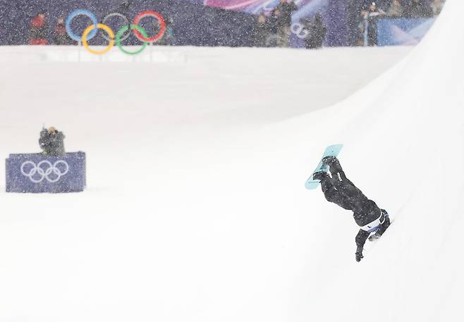 Choi crashes during her first run. (Yonhap)
