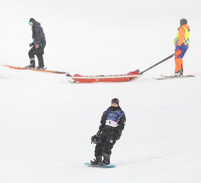 Choi gets back on her feet and rides down to the finish line as medical staff pull a stretcher in the background. (Yonhap)