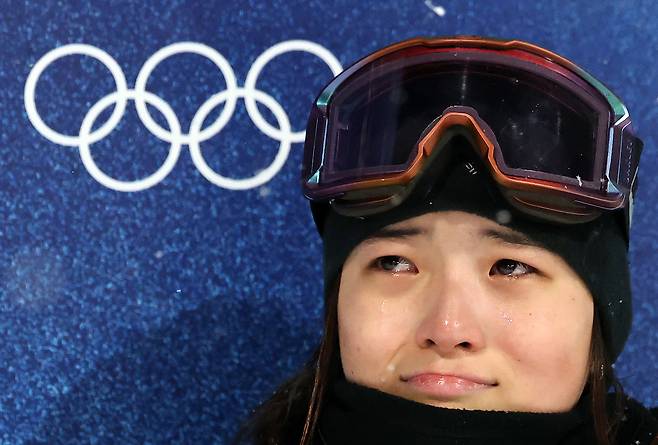Snowboarder Choi Ga-on wipes away tears after competing in the women’s halfpipe final on Feb. 12 at the 2026 Milan-Cortina Winter Olympics at Livigno Snow Park in Italy. After falling in her first two runs, Choi scored 90.25 in her third to claim the gold medal. [NEWS1]