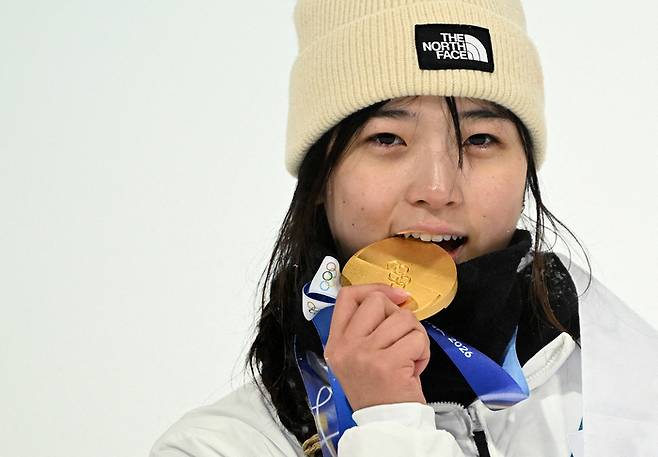 동계올림픽 스노보드 여자 하프파이프에서 금메달을 따낸 최가온이 메달을 깨물면서 포츠를 취하고 있다. 로이터연합뉴스