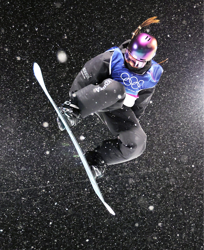 12일(현지시간) 이탈리아 리비뇨 스노파크에서 열린 2026 밀라노·코르티나담페초 동계 올림픽 스키 스노보드 여자 하프파이프 결선에서 90.25점을 획득해 금메달을 획득한 한국 최가온이 연기를 선보이고 있다. [연합뉴스]