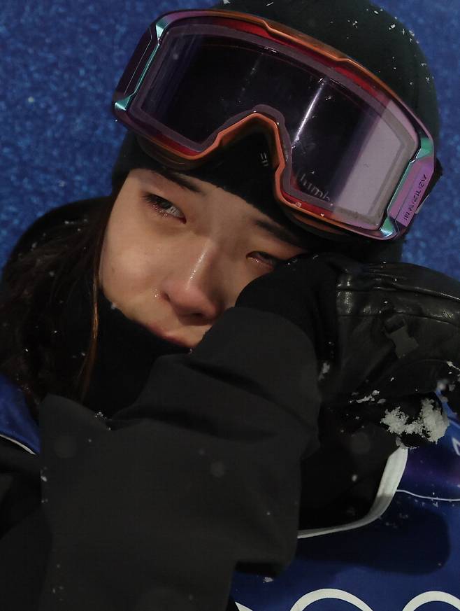 3차 시기를 완벽하게 마친 뒤 최가온이 기쁨의 눈물을 흘리고 있다. 연합뉴스