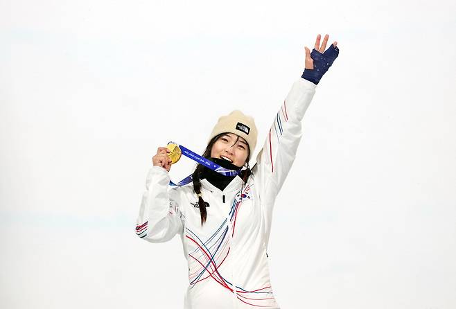 13일(한국시간) 이탈리아 리비뇨 스노파크에서 열린 2026 밀라노·코르티나담페초 동계올림픽 스노보드 여자 하프파이프 결승에서 금메달을 따낸 최가온이 메달을 목에 걸고 기뻐하고 있다. 연합뉴스