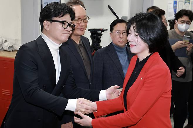 배현진 국민의힘 의원이 13일 국회 소통관에서 당 중앙윤리위원회가 자신에 대해 당원권 정지 1년 처분을 내린 것과 관련해 기자회견하기 앞서 한동훈 전 대표와 인사하고 있다. [연합뉴스]