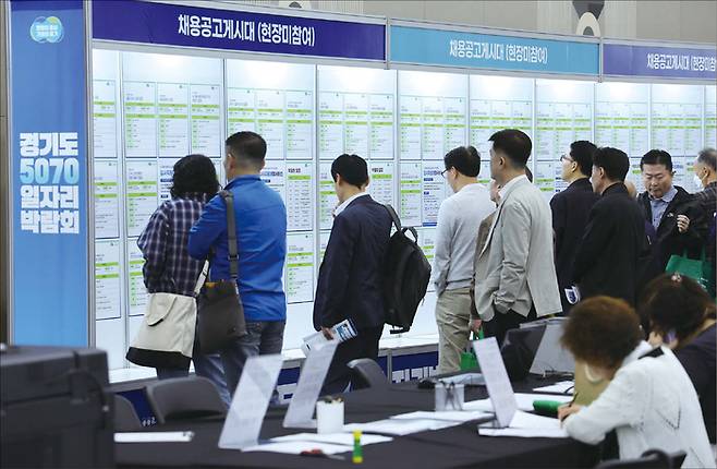 50세 이상 중장년층의 자격증 응시자는 증가세다. 2024년 약 42만명이 응시, 2015년 약 15만명에서 9년 만에 3배가량 늘었다. 사진은 지난해 열린 ‘경기도 5070 일자리박람회’ 모습. (연합뉴스)