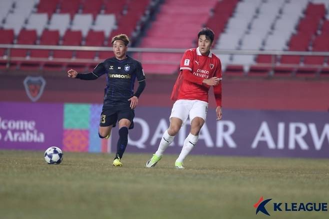 포항 스틸러스 스트라이커 이호재(사진 오른쪽). 사진=한국프로축구연맹