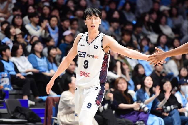 송교창은 올 시즌 발목 부상을 당했고 이후 복귀했으나 다시 한 번 부상 소식을 전하고 말았다. 지난 소노전까지 24경기 출전, 평균 32분 4초 동안 11.3점 5.5리바운드 3.3어시스트를 기록 중이다. 사진=KBL 제공