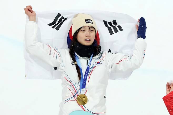 이탈리아 리비뇨 스노파크에서 12일(현지시간) 열린 '2026 밀라노·코르티나담페초 동계올림픽' 스노보드 여자 하프파이프 종목에서 금메달을 따낸 대한민국의 최가온(17)이 태극기를 들어 보이는 모습. /사진=뉴스1
