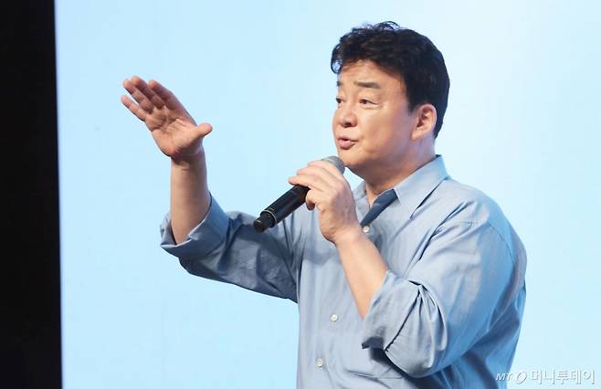[서울=뉴시스] 백종원 더본코리아 대표가 3일 서울 중구 장충동에서 열린 더본코리아 TBK(The Born Korea) 글로벌 B2B 소스 론칭 기자간담회에서 발표하고 있다.  TBK 소스는 '맛의 시작, 더본'이라는 슬로건 아래 한국의 진정성 있는 일상의 맛을 담아 전 세계인과 맛있는 경험을 나눈다는 콘셉트로 기획한 제품이다. 양념치킨소스·매콤볶음소스·간장볶음소스·된장찌개소스·김치양념분말·떡볶이소스·장아찌간장소스 등 7종을 우선적으로 출시하며, 연말까지 쌈장소스·매콤찌개소스·LA갈비소스·짜장소스 등 4종을 추가해 총 11종으로 라인업을 확대한다. (사진=더본코리아 제공) 2025.09.03. photo@newsis.com *재판매 및 DB 금지 /사진=류현주
