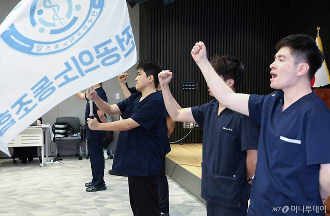 (서울=뉴스1) 김도우 기자 = 유청준 전국전공의노동조합 위원장과 집행부가 14일 서울 용산구 대한의사협회에서 열린 전공의노조 출범식에서 노동조합 깃발을 흔들고 있다. 2025.9.14/뉴스1  Copyright (C) 뉴스1. All rights reserved. 무단 전재 및 재배포,  AI학습 이용 금지. /사진=(서울=뉴스1) 김도우 기자