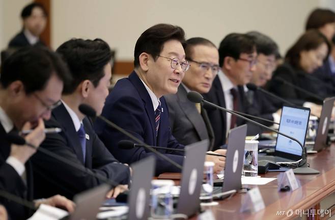 [서울=뉴시스] 최동준 기자 = 이재명 대통령이 12일 청와대에서 열린 수석보좌관회의에서 발언하고 있다. 2026.02.12. photocdj@newsis.com /사진=최동준